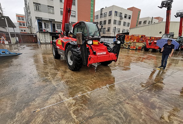 大雨中帮助客户安装叉车360度全景